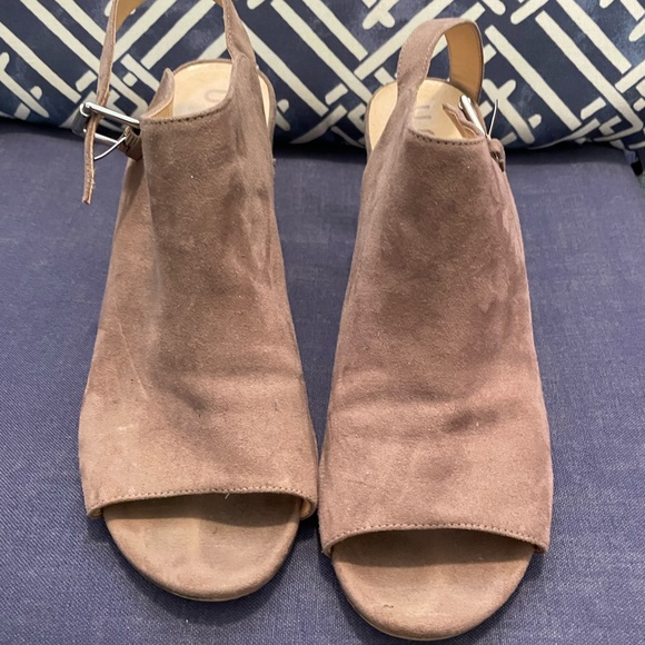 Suede beige tan open toed chunky heels buckle strap shoes - Picture 2 of 6